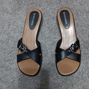 Naturalizer Low Wedge Buckle Cross Strap Sandals - 9M